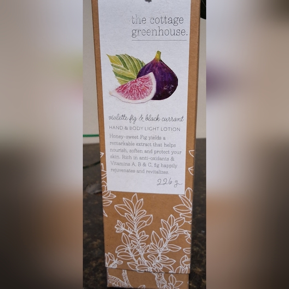 NWT THE COTTAGE GREENHOUSE HAND &BODY LIGHT LOTION - Picture 1 of 4